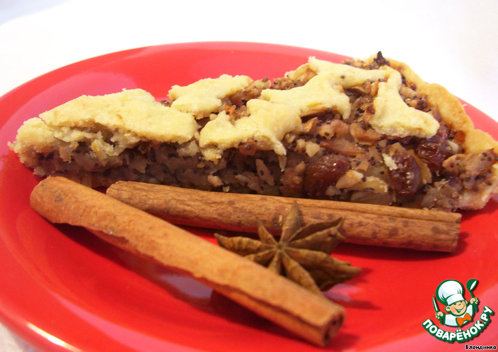 Apple pie with nuts, poppy seeds and raisins