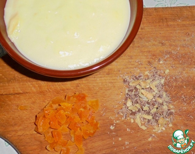 Natillas with dried apricots and almond-chocolate chip