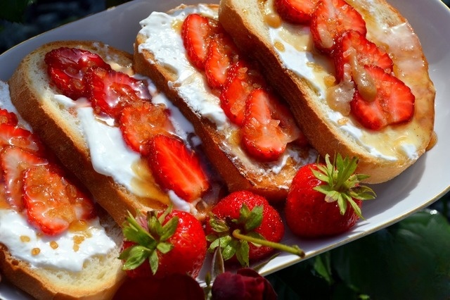 Тосты с рикоттой и клубникой под карамелью