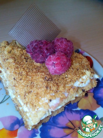 Short cakes with curd cream and berries