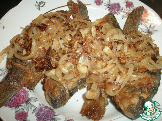 Crispy onion carp under a fur coat