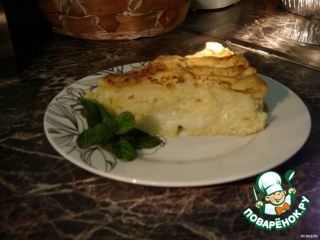 Apple pie with cream