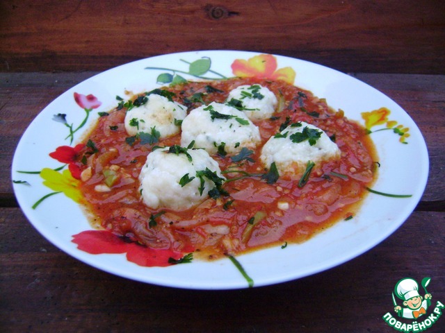 Cottage cheese dumplings in tomato sauce