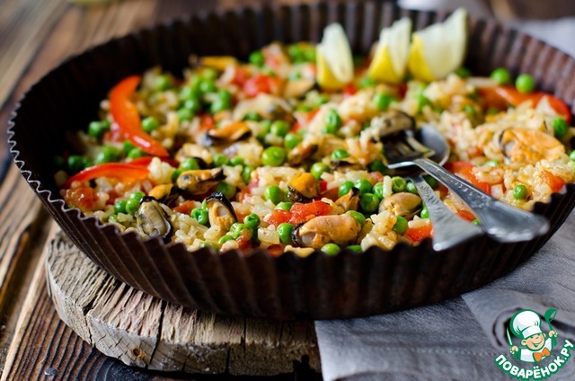 Paella with mussels, bell peppers and green peas