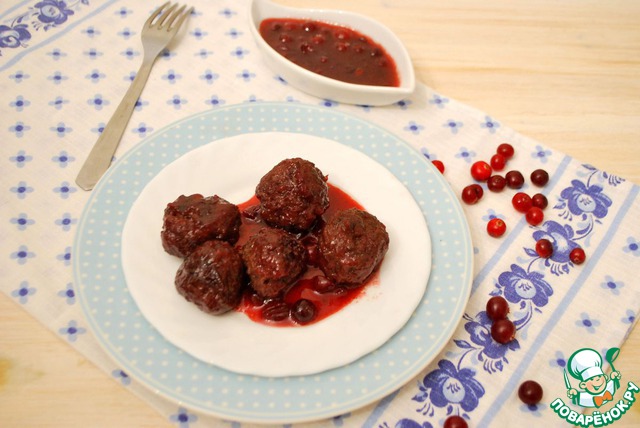 Meatballs in sweet and sour cranberry sauce