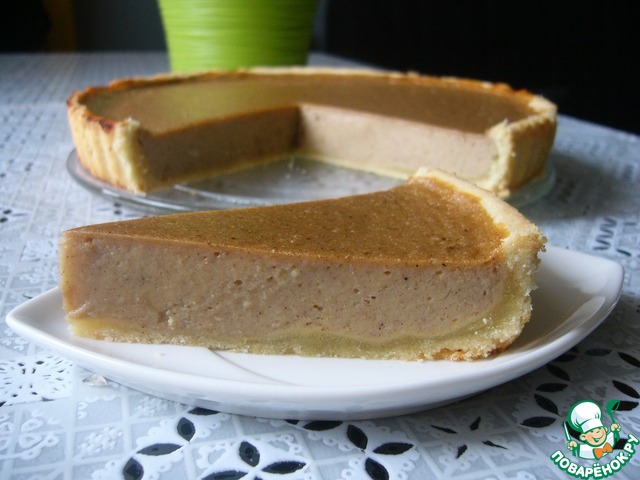 Pie stuffed with pumpkin, pear and banana
