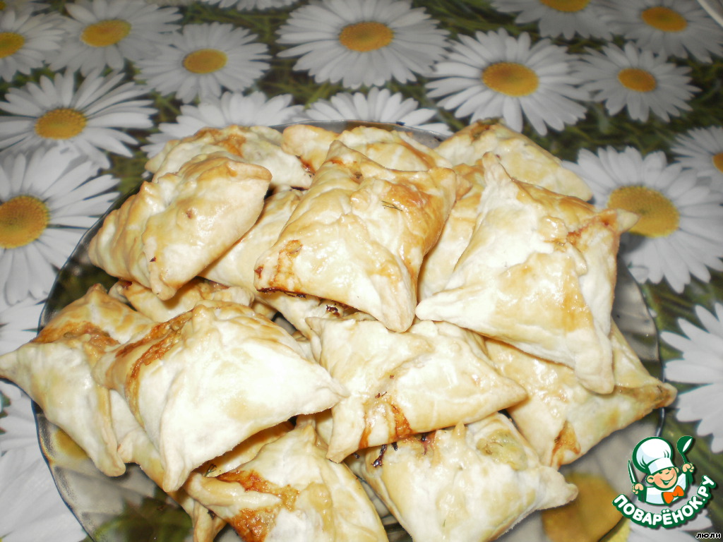 Puff pastry pies with sausage and cheese