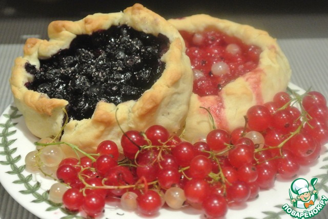 Cheese tarts with berry filling