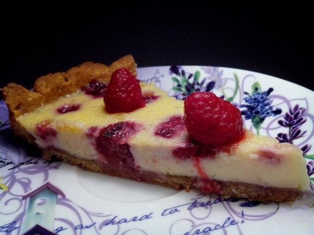 Миндальный пирог с малиной и белым шоколадом