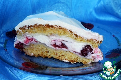 Pie with soft meringue and cherry