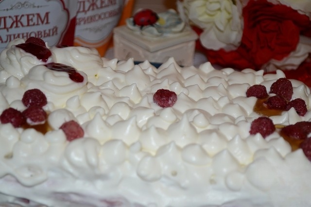 Cheese cake with whipped cream