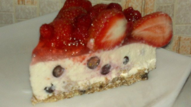 Cheese cake with blueberries and strawberries