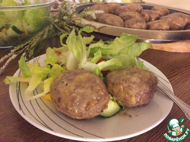 Beef burgers with rice and cheese