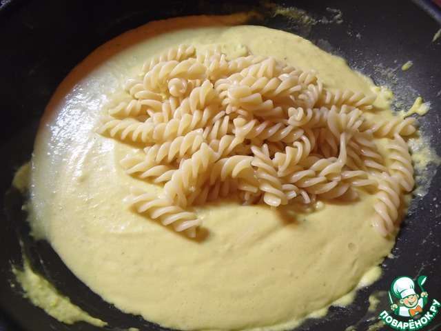 Pasta with pumpkin cheese sauce
