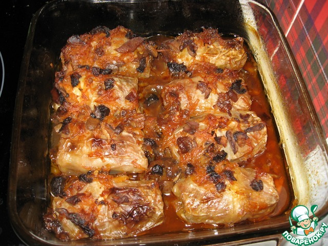 Brass cabbage rolls with tomato-mushroom sauce