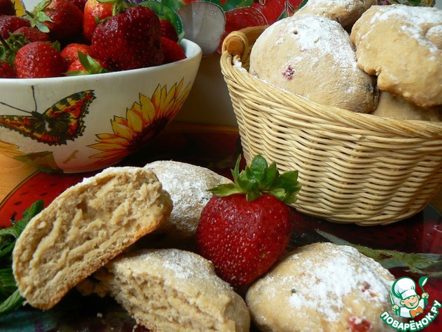 Caramel gingerbread with strawberries and mint