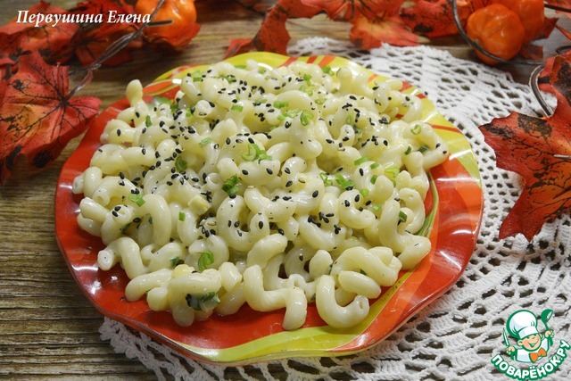 The pasta in the egg-cheese sauce with sesame seeds