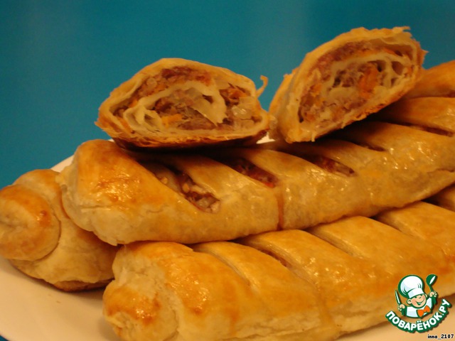 Roll out puff pastry with meat and pumpkin