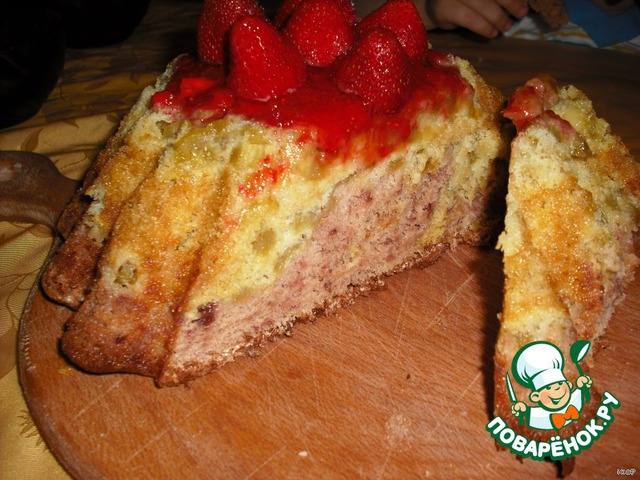 Шарлотка с клубникой и ревнем