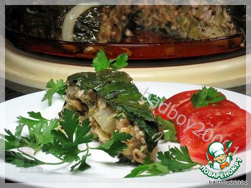 Мясной пирог в листьях мангольд