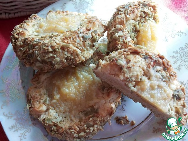 Peanut cookies with custard