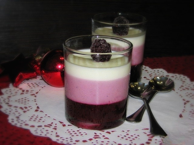 Слоеное ежевичное желе с йогуртом