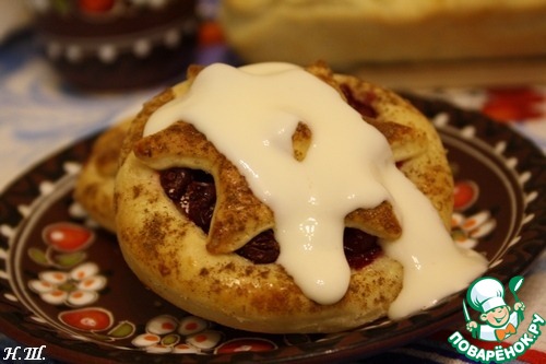 Mini-pies with cranberries and cranberries