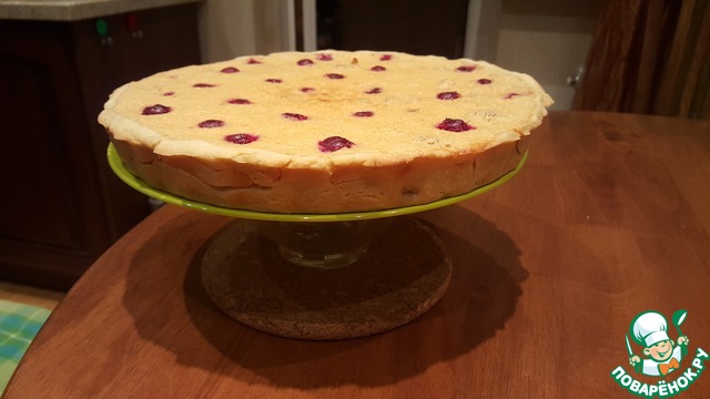 Пирог с айвой, вишней и грецкими орехами