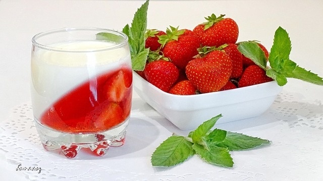 Имбирная панна-котта с клубникой