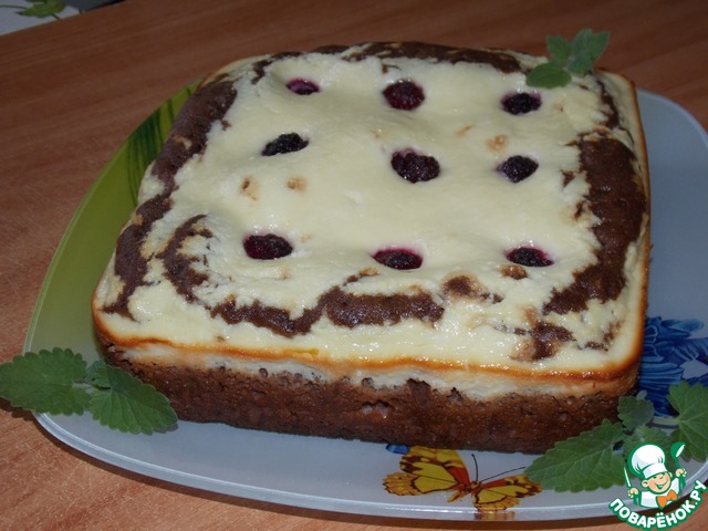 Двухслойный пирог с творогом и ежевикой