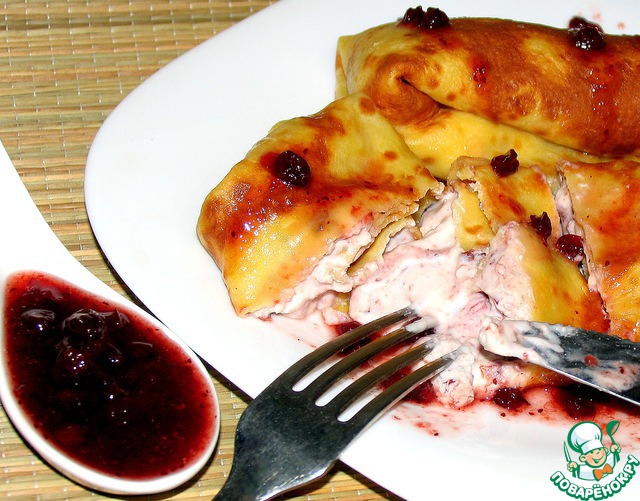 Pancakes with cottage cheese and lingonberry zoom