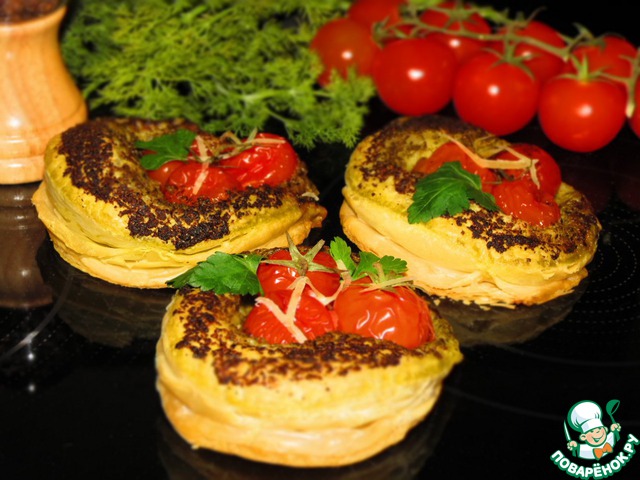 Puff with cherry tomatoes and pesto sauce