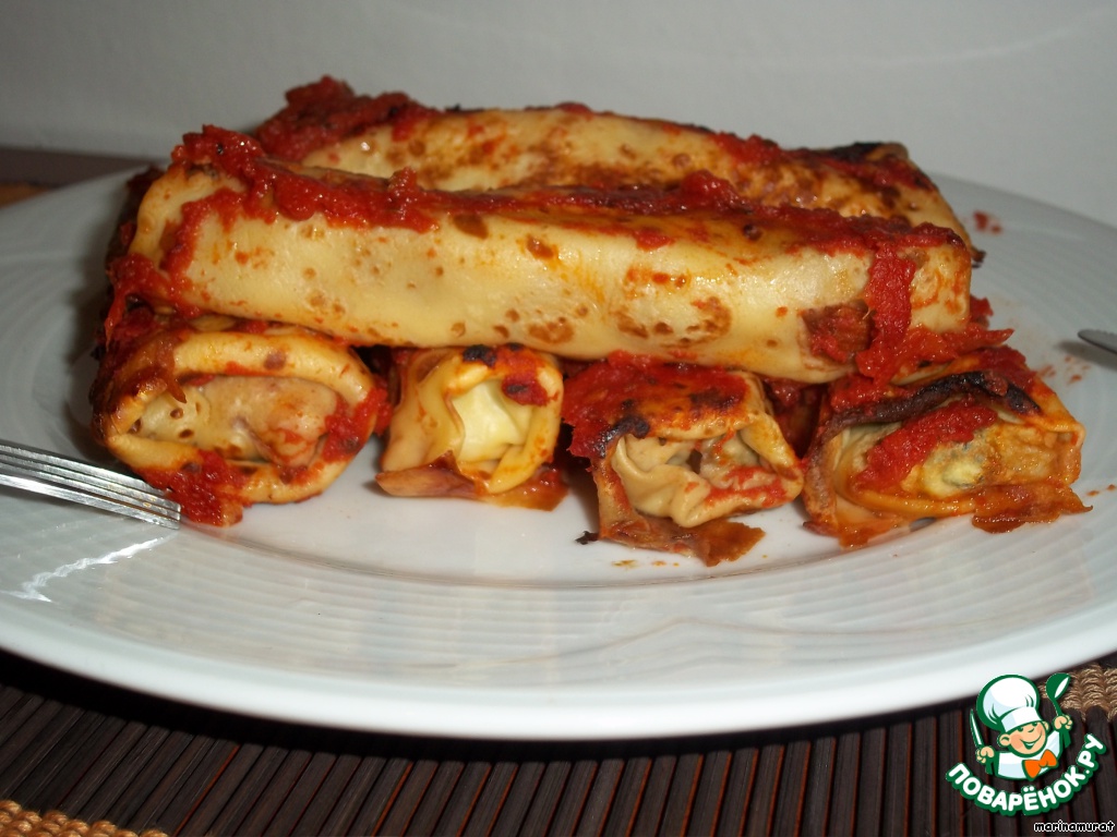 Pancakes with spinach in tomato sauce