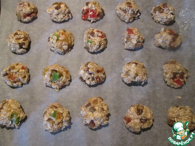 Oatmeal cookies with raisins and candied fruit