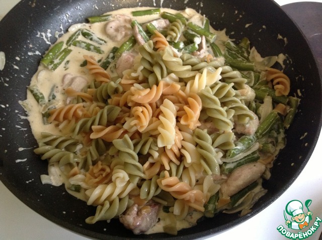 Pasta with chicken Breasts and green beans in a creamy sauce
