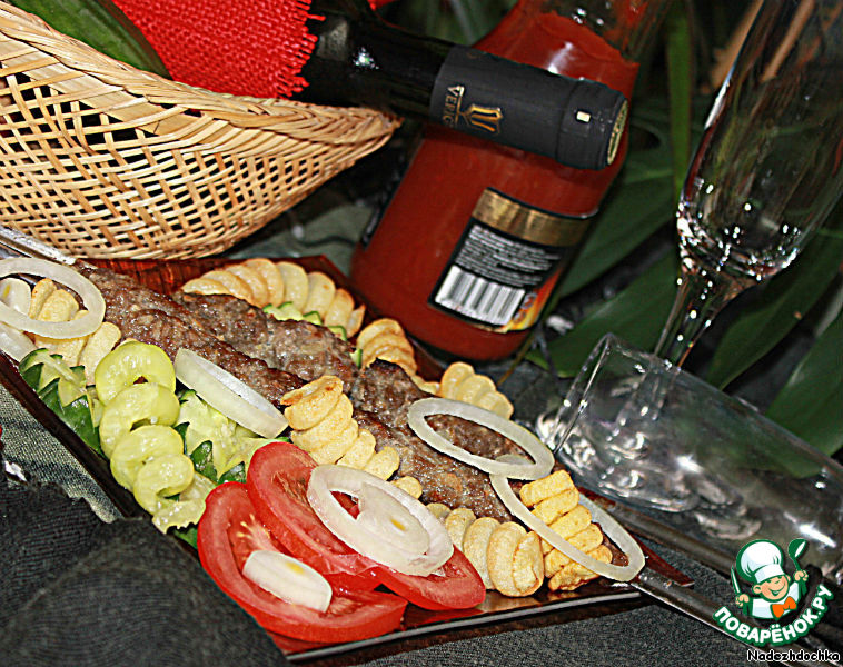 Kiyma kebab with vegetables and potato spirals