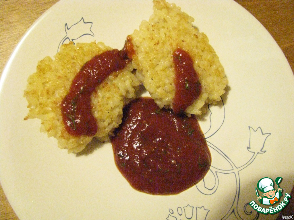 Rice patties with spicy tomato sauce