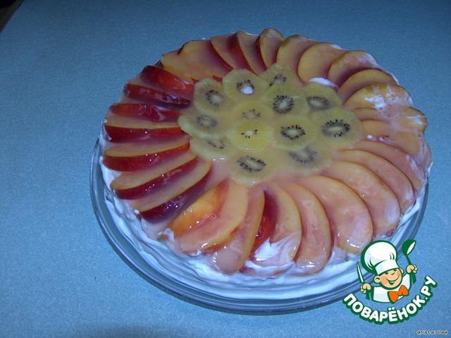 Sponge cake with peaches and kiwi