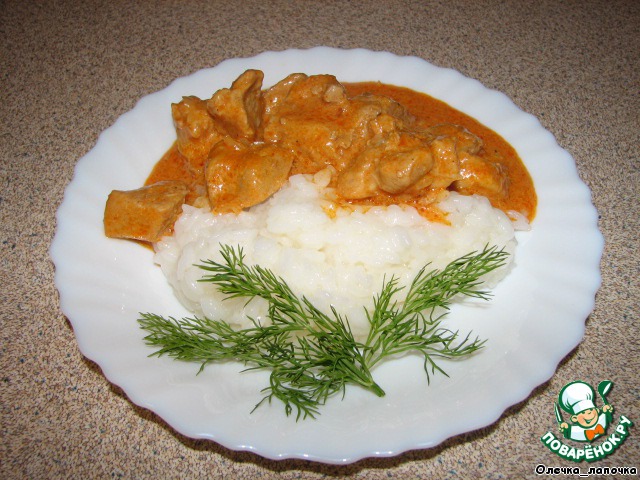 Meat stewed in creamy tomato sauce