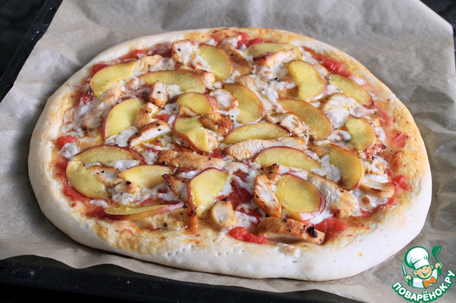 Pizza with chicken and peaches