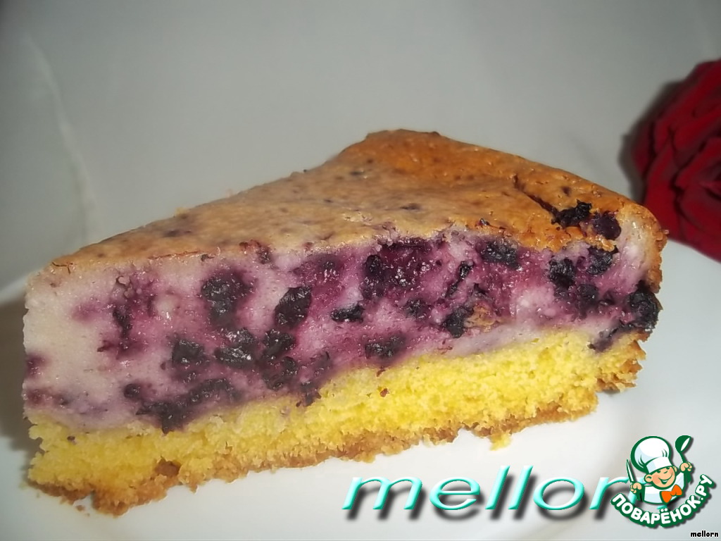 Кукурузный пирог с творогом и черникой