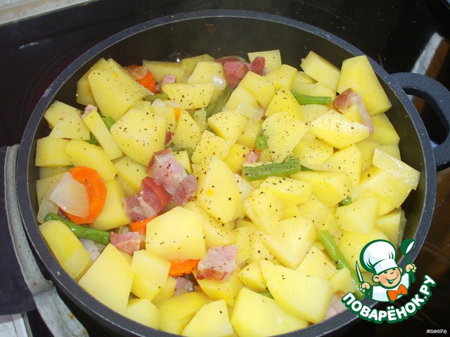 Stewed potatoes with bacon and green beans