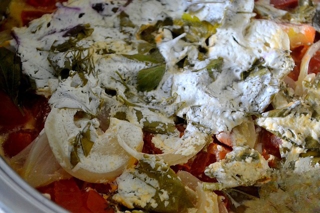 Meat sauce with tomatoes and herbs