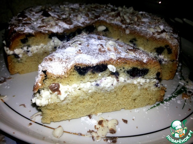 Blueberry sponge cake with curd cream in a slow cooker