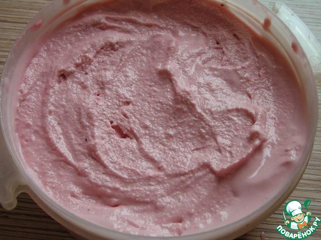Blueberry-raspberry ice cream with mint syrup