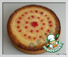 Cottage cheese pie with pineapple and red currants