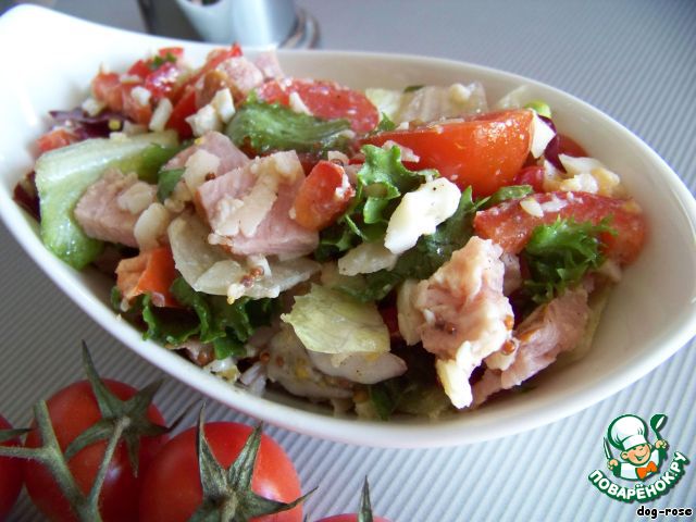Salad with ham, tomatoes and cheese