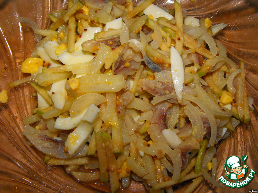 Салат с сельдью, картофелем и яблоком