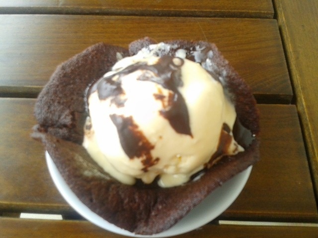 Сливочно-шоколадное мороженое в розеточке