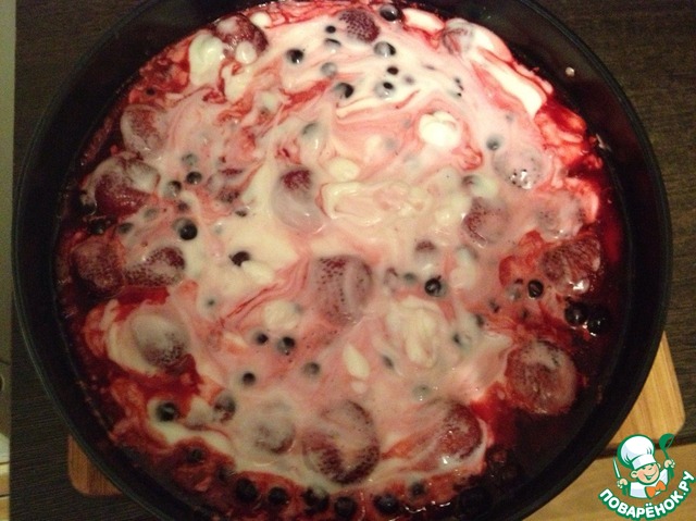 Berry pie with sour cream